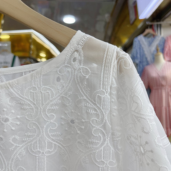 Novi model ženske bluze sa okruglim izrezom i kratkim rukavima u bijeloj boji