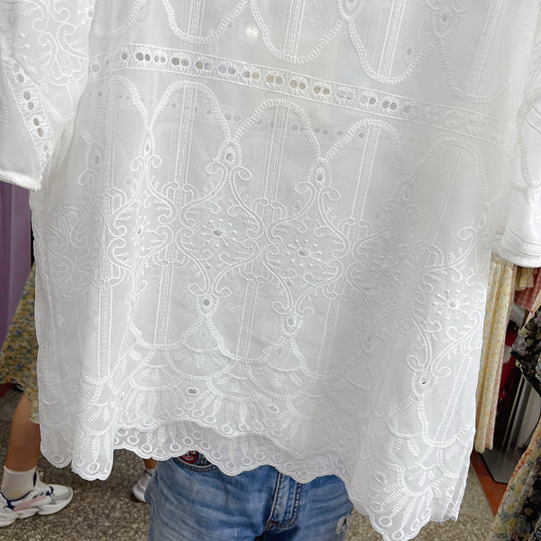 Novi model ženske bluze sa okruglim izrezom i kratkim rukavima u bijeloj boji