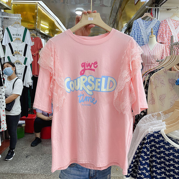 Μοντέρνα γυναικεία μπλούζα με δαντέλα και απλικέ