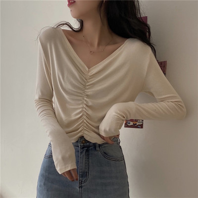 Κοντή μπλούζα με μαζεμένο μέρος και λαιμόκοψη