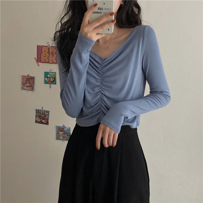 Κοντή μπλούζα με μαζεμένο μέρος και λαιμόκοψη