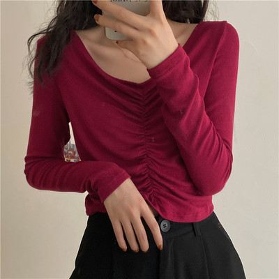 Κοντή μπλούζα με μαζεμένο μέρος και λαιμόκοψη