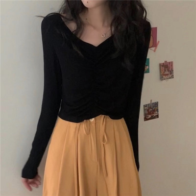 Κοντή μπλούζα με μαζεμένο μέρος και λαιμόκοψη