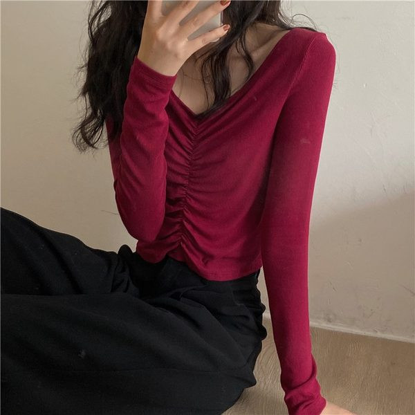 Κοντή μπλούζα με μαζεμένο μέρος και λαιμόκοψη