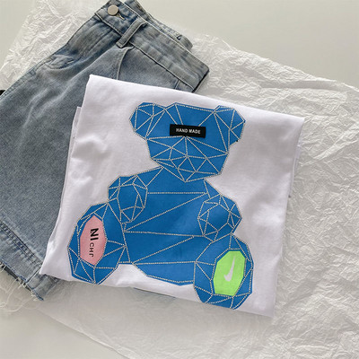 Γυναικείο φαρδύ μπλουζάκι με απλικέ και στρογγυλή λαιμόκοψη - σε λευκό χρώμα