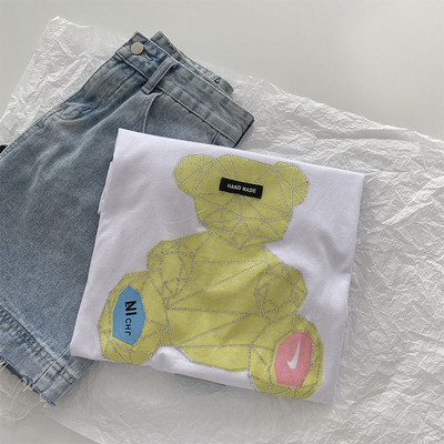 Γυναικείο φαρδύ μπλουζάκι με απλικέ και στρογγυλή λαιμόκοψη - σε λευκό χρώμα