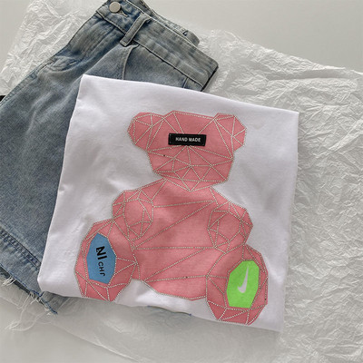 Γυναικείο φαρδύ μπλουζάκι με απλικέ και στρογγυλή λαιμόκοψη - σε λευκό χρώμα