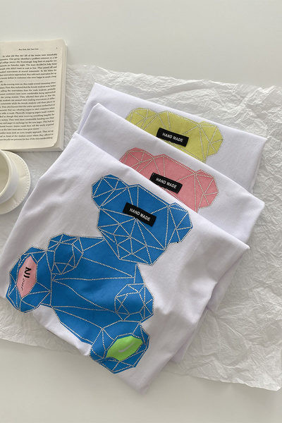 Γυναικείο φαρδύ μπλουζάκι με απλικέ και στρογγυλή λαιμόκοψη - σε λευκό χρώμα