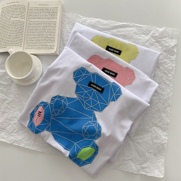 Γυναικείο φαρδύ μπλουζάκι με απλικέ και στρογγυλή λαιμόκοψη - σε λευκό χρώμα