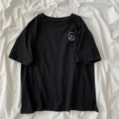 Γυναικείο μπλουζάκι με κοντά μανίκια με διάφορα κεντήματα