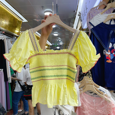 Μοντέρνα γυναικεία μπλούζα με τετράγωνο ντεκολτέ και βολάν