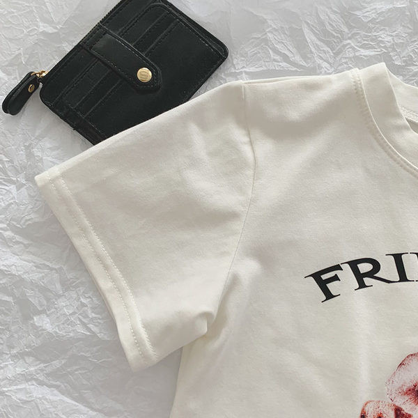 Ženska kratka majica s aplikacijom i ovalnim izrezom