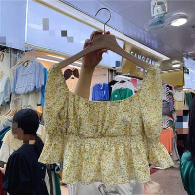 Μοντέρνα γυναικεία μπλούζα με λαιμόκοψη και μανίκια λωτού σε διάφορα χρώματα