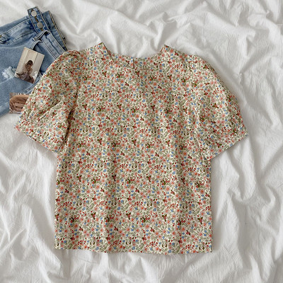 Πολύχρωμη γυναικεία μπλούζα με λουλουδάτο μοτίβο και κοντά μανίκια