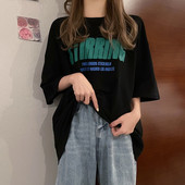 Ljetna široka majica sa šarenim natpisima