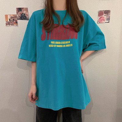 Ljetna široka majica sa šarenim natpisima