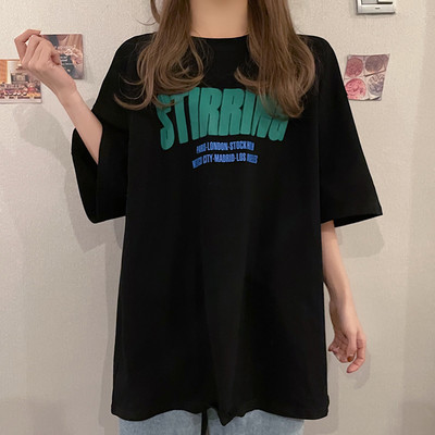 Ljetna široka majica sa šarenim natpisima