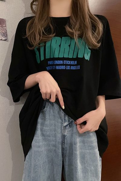 Ljetna široka majica sa šarenim natpisima