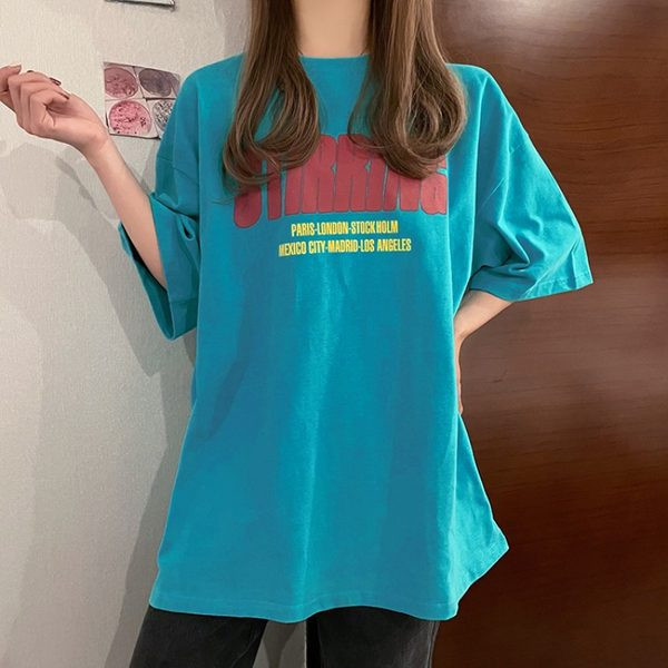 Ljetna široka majica sa šarenim natpisima