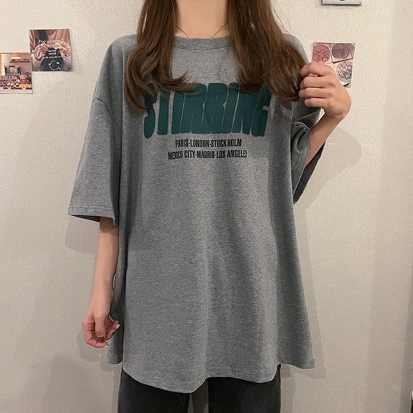 Ljetna široka majica sa šarenim natpisima