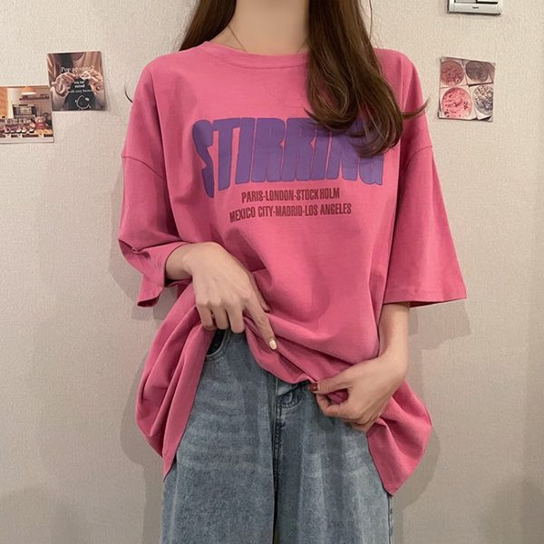 Ljetna široka majica sa šarenim natpisima