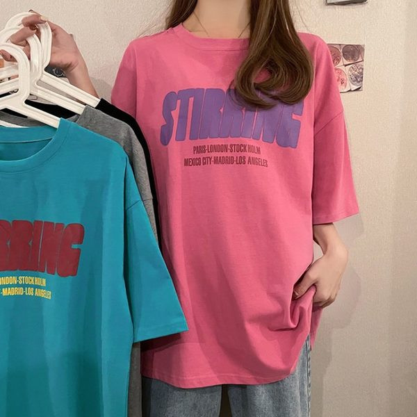 Ljetna široka majica sa šarenim natpisima