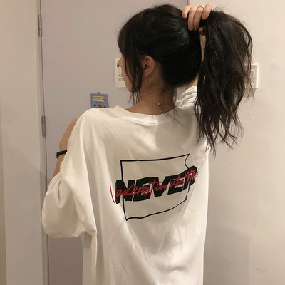 Novi model široke majice s printom u boji na leđima