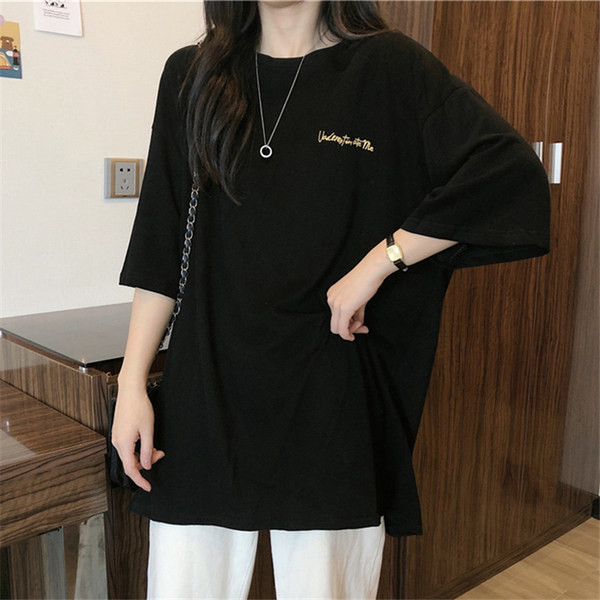 Novi model široke majice s printom u boji na leđima