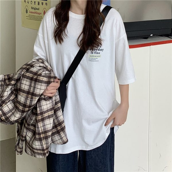 Ljetna ženska majica s okruglim izrezom i natpisom na leđima