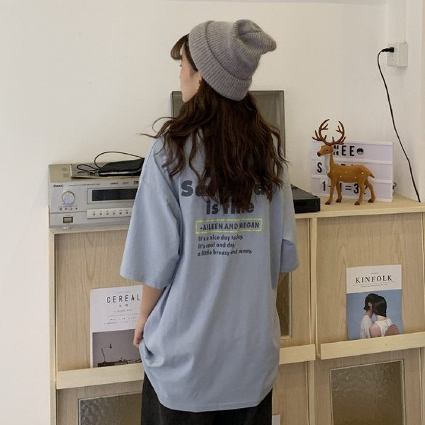 Ljetna ženska majica s okruglim izrezom i natpisom na leđima