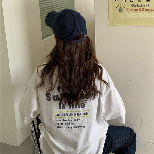 Ljetna ženska majica s okruglim izrezom i natpisom na leđima