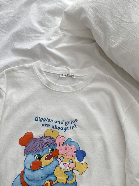 Moteriški marškinėliai su spalvotomis aplikacijomis ir trumpomis rankovėmis