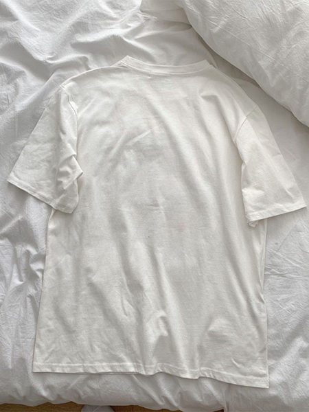 Moteriški marškinėliai su spalvotomis aplikacijomis ir trumpomis rankovėmis