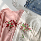 Casual γυναικείο μπλουζάκι με floral απλικέ