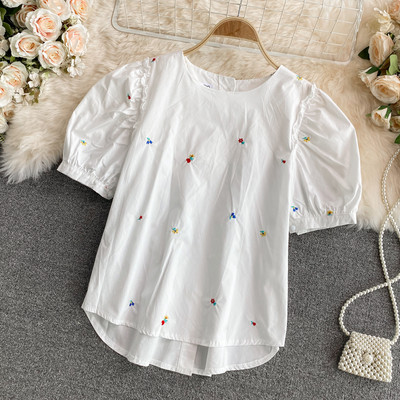 Γυναικεία μπλούζα με στρογγυλή λαιμόκοψη και κεντήματα σε δύο χρώματα