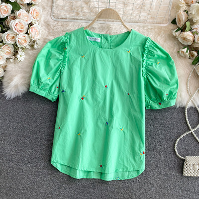 Γυναικεία μπλούζα με στρογγυλή λαιμόκοψη και κεντήματα σε δύο χρώματα