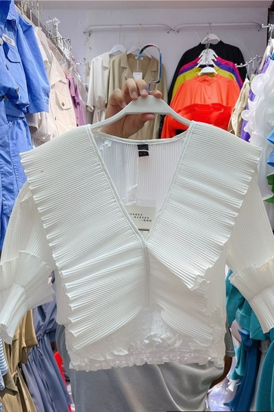 Γυναικεία μπλούζα νέου μοντέλου με λαιμόκοψη και 3/4 μανίκια