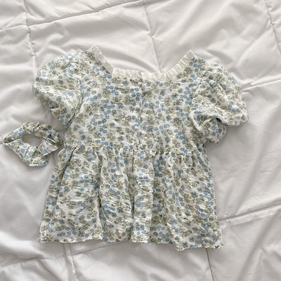 Μοντέρνα μπλούζα με τετράγωνο ντεκολτέ και κοντά μανίκια