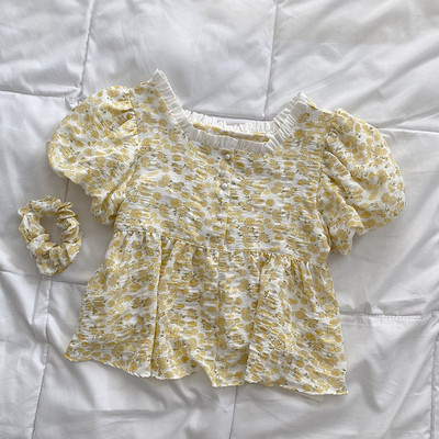 Μοντέρνα μπλούζα με τετράγωνο ντεκολτέ και κοντά μανίκια