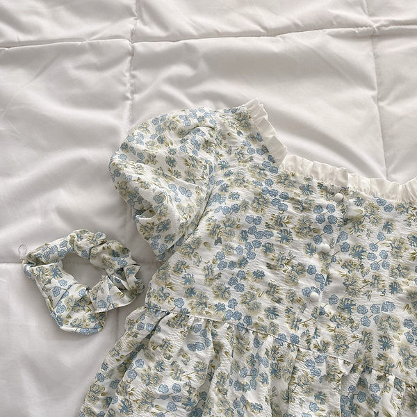 Μοντέρνα μπλούζα με τετράγωνο ντεκολτέ και κοντά μανίκια