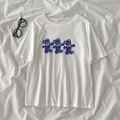 Γυναικείο casual μπλουζάκι με διακόσμηση αρκουδάκι - λευκό χρώμα