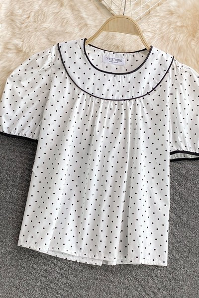 Γυναικεία μπλούζα πουά με στρογγυλή λαιμόκοψη σε λευκό και μαύρο χρώμα