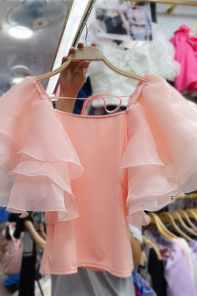 Moodne naiste pluus kandilise kaelusega ja tüllvarrukatega - kahte värvi