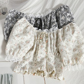 Κοντή γυναικεία μπλούζα με λουλουδάτο μοτίβο και δαντέλα