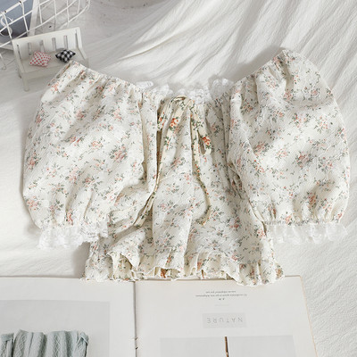 Κοντή γυναικεία μπλούζα με λουλουδάτο μοτίβο και δαντέλα