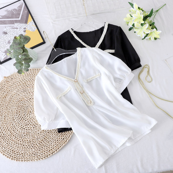 Γυναικεία μοντέρνα μπλούζα με λαιμόκοψη και κουμπιά