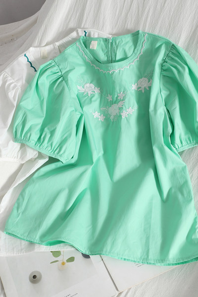 Moderna ženska bluza s cvjetnim vezom i okruglim izrezom