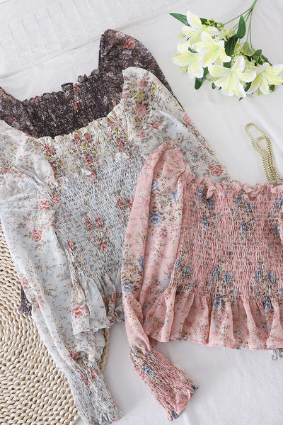 Ženska ležerna bluza golih ramena i cvjetnog uzorka