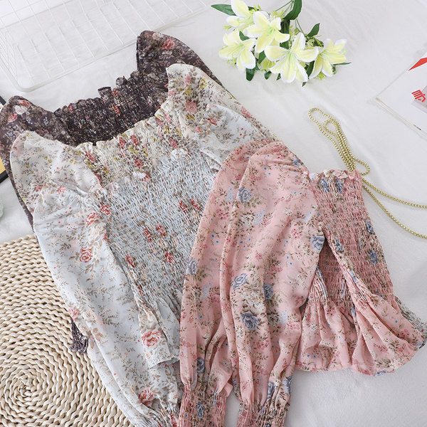 Ženska ležerna bluza golih ramena i cvjetnog uzorka