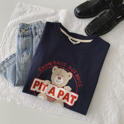 Φαρδύ μπλουζάκι με οβάλ λαιμόκοψη και απλικέ